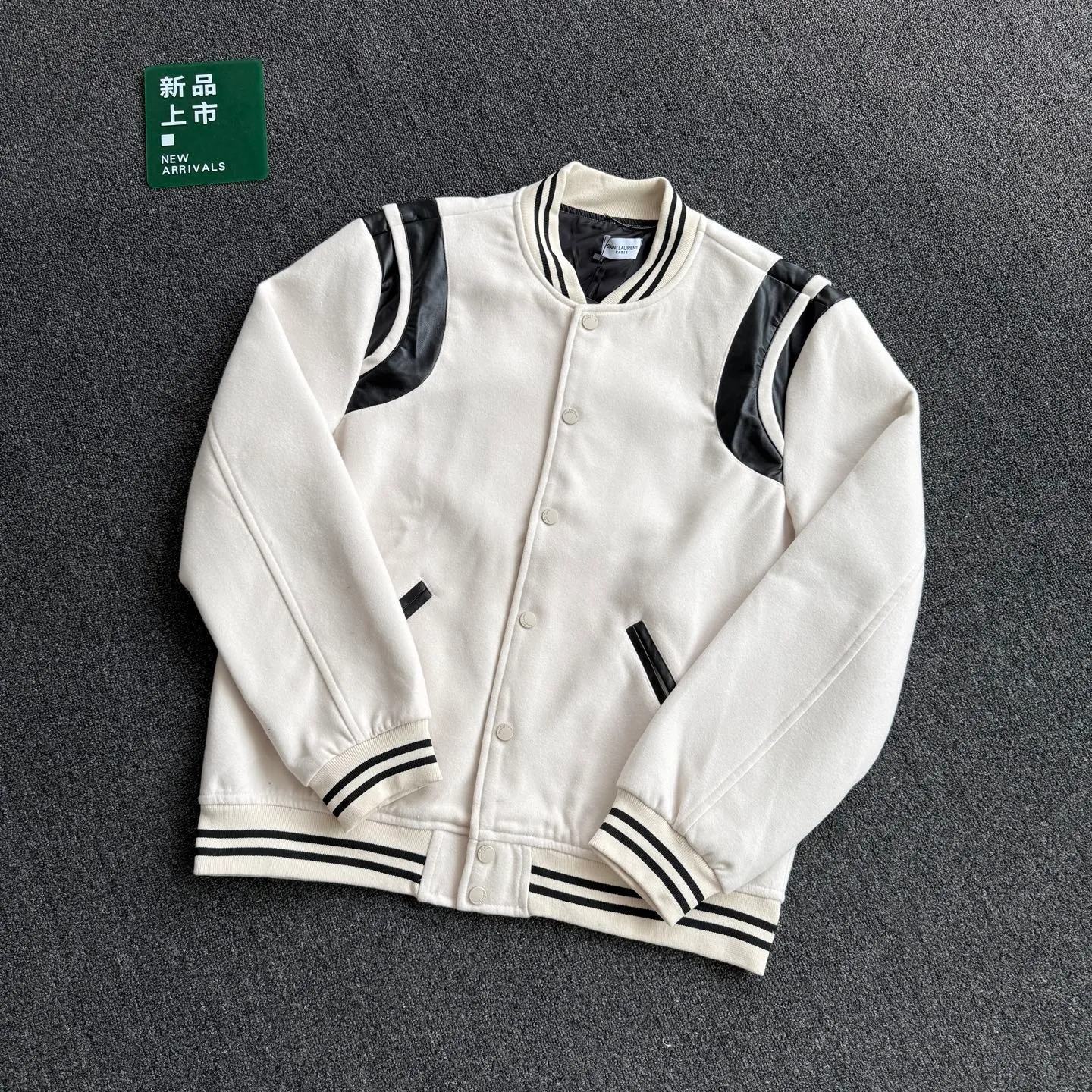 p260💰Model G64 Yves Saint Laurent 𝐒𝐚𝐢𝐧𝐭 𝐋𝐚𝐮𝐫𝐞𝐧𝐭 𝐏𝐚𝐫𝐢𝐬 SLP classic mixed wool woolen leather stitching jacket baseball jacket customized original accessories Wang Zha SLP✨ This classic jacket needs no introduction. Almost everyone at home and abroad owns one. The upper body is high-end and has a full street feel. The original camera is so sexy. Look at the details of the pictures. It’s so talented!  Color: black beige